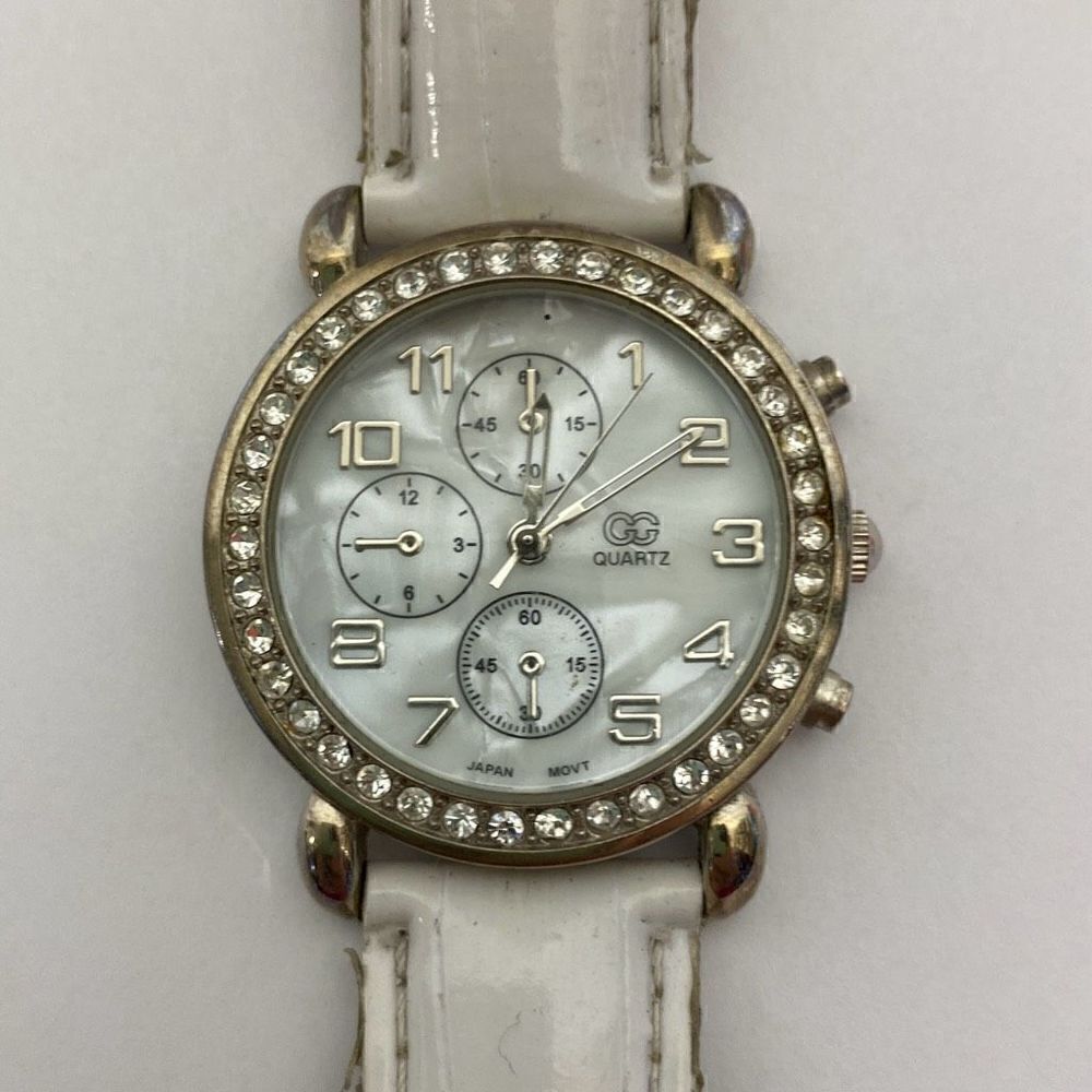 GG Women's White Silver Tone Leather Band Analog Quartz Wristwatch